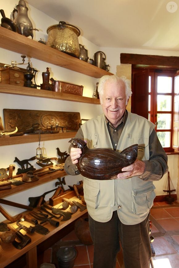 Pierre Bellemare pose dans sa maison de campagne près de Bergerac, Dordogne, France, le 22 octobre 2011. © Patrick Bernard/Bestimage
