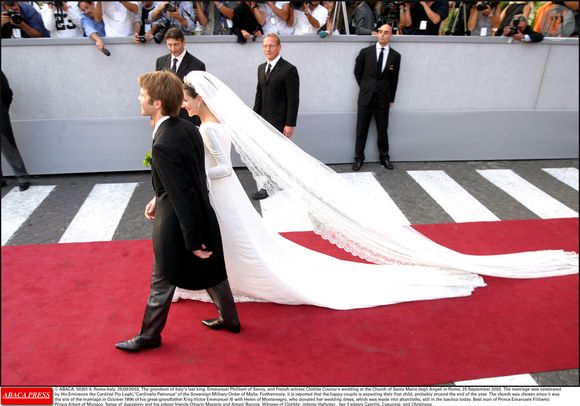 Le Prince Emmanuel Philibert de Savoie et l'actrice française Clotilde Courau, enceinte de six mois et vêtue de Valentino, se sont mariés jeudi dans l'église Santa Maria degli Angeli à Rome le 25 septembre 2003. © ABACA.