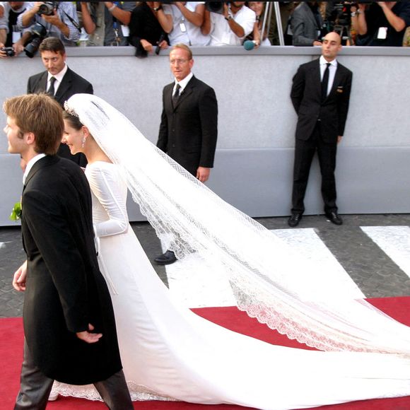 Le Prince Emmanuel Philibert de Savoie et l'actrice française Clotilde Courau, enceinte de six mois et vêtue de Valentino, se sont mariés jeudi dans l'église Santa Maria degli Angeli à Rome le 25 septembre 2003. © ABACA.