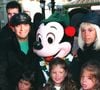 Après 5 ans de bataille, sa famille vient enfin de tomber d'accord sur un point essentiel...

Diego Maradona - Marne-la-Vallée (France), 5 janvier 1995. Avec son épouse Claudia Villafañe et leurs filles Dalma et Giannina à Disneyland Paris, plan large, accroupis aux côtés de Mickey.
Crédit : Agence/Bestimage
