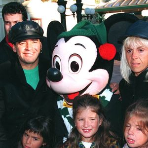 Après 5 ans de bataille, sa famille vient enfin de tomber d'accord sur un point essentiel...

Diego Maradona - Marne-la-Vallée (France), 5 janvier 1995. Avec son épouse Claudia Villafañe et leurs filles Dalma et Giannina à Disneyland Paris, plan large, accroupis aux côtés de Mickey.
Crédit : Agence/Bestimage