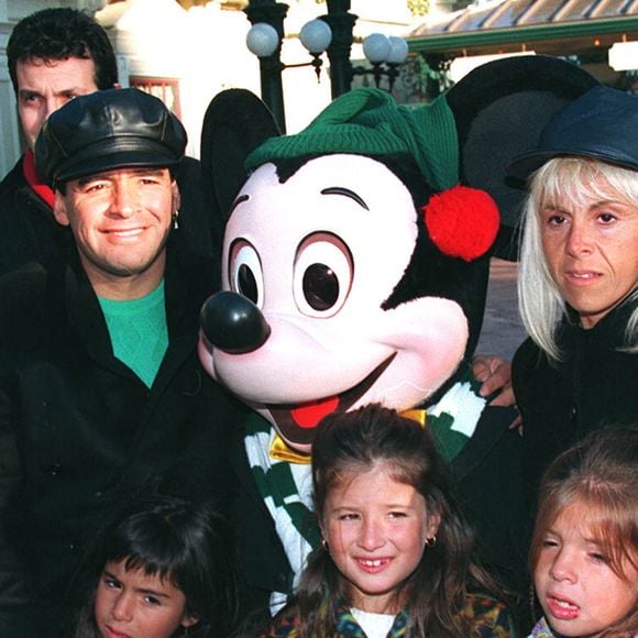 Après 5 ans de bataille, sa famille vient enfin de tomber d'accord sur un point essentiel...

Diego Maradona - Marne-la-Vallée (France), 5 janvier 1995. Avec son épouse Claudia Villafañe et leurs filles Dalma et Giannina à Disneyland Paris, plan large, accroupis aux côtés de Mickey.
Crédit : Agence/Bestimage