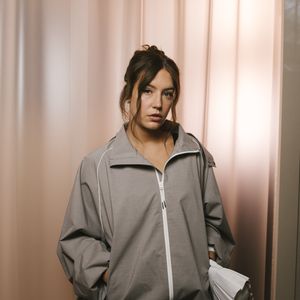 Adele Exarchopoulos au Front Row du défilé Lacoste Collection Femme Prêt-à-Porter Printemps/Eté 2026 lors de la Fashion Week de Paris (PFW), au Lycée Carnot, à Paris, France, le 5 octobre 2025. © Sam Delpech/Bestimage