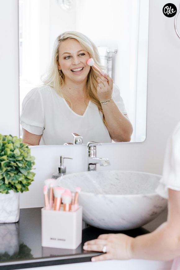 De son côté, la crème de nuit Capture Totale de Dior relance la régénération cellulaire pendant votre sommeil.

La rédaction d'Ode propose 5 produits pour raffermir efficacement le cou et le décolleté.