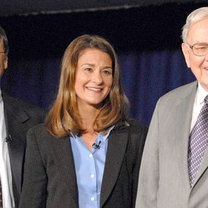Bill Gates, Melinda Gates et Warren Buffett assistent à la conférence de presse annonçant la promesse de don d'un milliard de dollars de Warren Buffett à la Fondation Bill et Melinda Gates, à New York City, NY, USA, le 26 juin 2006. Photo by David Miller/ABACAPRESS.COM