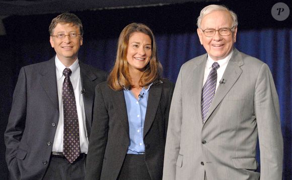 Bill Gates, Melinda Gates et Warren Buffett assistent à la conférence de presse annonçant la promesse de don d'un milliard de dollars de Warren Buffett à la Fondation Bill et Melinda Gates, à New York City, NY, USA, le 26 juin 2006. Photo by David Miller/ABACAPRESS.COM