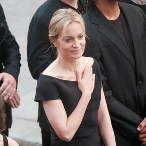 Après l’office, la famille et les proches ont partagé un dernier moment ensemble avant d’accompagner l’Homme en noir dans son ultime voyage.

Audrey Crespo-Mara - Sorties des obsèques de Thierry Ardisson en l’église Saint-Roch de Paris, France, le 17 juillet 2025. © Bestimage