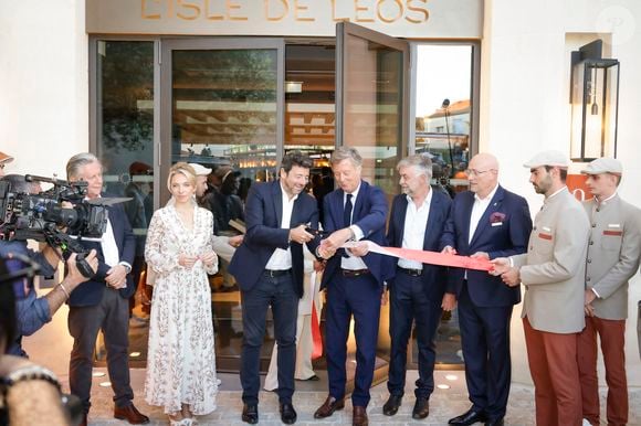 Patrick Bruel franchit un cap symbolique

Jean-Philippe Nuel (Architecte d’intérieur), Maud Bailly (Directrice générale Sofitel, MGallery & Emblems), Sébastien Bazin (PDG du groupe Accor), Patrick Bruel, Pierre Gonzalvez (Maire de l’Isle sur la Sorgue), Emmanuel Borla (Directeur de l’hôtel) - Patrick Bruel inaugure son hôtel cinq étoiles "L'Isle de Leos MGallery" à L'Isle-sur-la-Sorgue, France, le 23 septembre 2025.  © Jack Tribeca / Bestimage