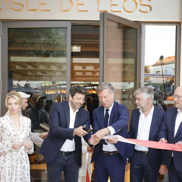 Patrick Bruel franchit un cap symbolique

Jean-Philippe Nuel (Architecte d’intérieur), Maud Bailly (Directrice générale Sofitel, MGallery & Emblems), Sébastien Bazin (PDG du groupe Accor), Patrick Bruel, Pierre Gonzalvez (Maire de l’Isle sur la Sorgue), Emmanuel Borla (Directeur de l’hôtel) - Patrick Bruel inaugure son hôtel cinq étoiles "L'Isle de Leos MGallery" à L'Isle-sur-la-Sorgue, France, le 23 septembre 2025.  © Jack Tribeca / Bestimage