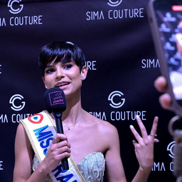 Après un an de règne, il est presque l'heure pour elle de sacrer celle qui va lui succéder. 

Exclusif - Eve Gilles (Miss France 2024) - Défilé de mode "Sima Couture" à Enghien le 5 novembre 2024. © Rachid Bellak/Bestimage