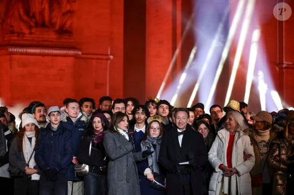 Exclusif - Stéphane Bern présente l'émission "La Grande Soirée du 31 de Paris" diffusée sur France 2 sur les Champs-Elysées, en présence de Anne Hidalgo et Gil Alma, à Paris, France, le 31 décembre 2025. © Jack Tribeca/BHM/Bestimage