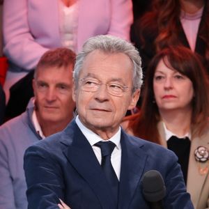 Michel Denisot, qui l’a connu à cette époque lorsqu’il était président du PSG, estime qu’il était alors « plus réservé » qu’aujourd’hui.
Exclusif - Michel Denisot - Plateau de l'émission "C à vous" lors du 79ème Festival International du Film de Cannes le 14 mai 2026. © Jack Tribeca / Bestimage