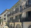 "Voici l'hôtel, vous étiez tellement à deviner. C'est magnifique. C'est très très beau. Tout cela c'est l'hôtel, mais je ne vais pas pouvoir vous montrer les chambres puisque l'hôtel est plein à craquer", a-t-elle souligné sur ses réseaux.

Véronika Loubry immortalise sa venue dans le prestigieux hôtel de Patrick Bruel - Capture d'écran Instagram - Juillet 2025).
