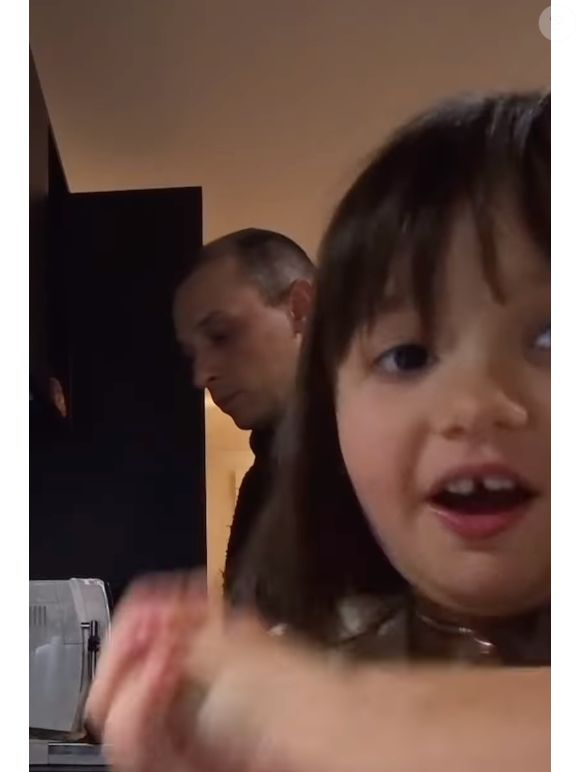Cette fois-ci, le tandem a concocté des "pancakes jambon fromage façon ’croque Mac do". Une recette qui a fait saliver des milliers d'anonymes !

Maggy aux côtés de son père Grégoire Lyonnet sur Instagram (Capture).