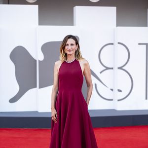 Ce n'est hélas pas le seul deuil que l'actrice a dû faire dans sa vie puisqu'elle a perdu alors qu'elle n'avait que 20 ans son beau-père dont elle était très proche. 

Camille Cottin au 81ème festival du film de Venise