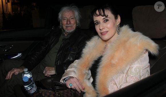 L’émotion était palpable lorsque l’artiste prit la parole devant l’assemblée, livrant un discours d’une rare sincérité

Exclusif - Hugues Aufray et sa femme Murielle - Hugues Aufray reçoit la médaille Grand Vermeil de la ville des mains d'Anne Hidalgo, à l'hôtel de ville de Paris le 18 décembre 2025. © Philippe Baldini/Bestimage