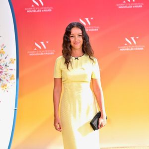 Sur le tapis rouge, la comédienne portait une robe midi jaune pâle
Lyna Khoudri participe au tapis rouge de la projection du film « In Waves » lors de la quatrième journée du 4e Festival international du film « Nouvelles Vagues » de Biarritz, le 26 juin 2026 à Biarritz, en France. Photo de Franck Castel/ABACAPRESS.COM