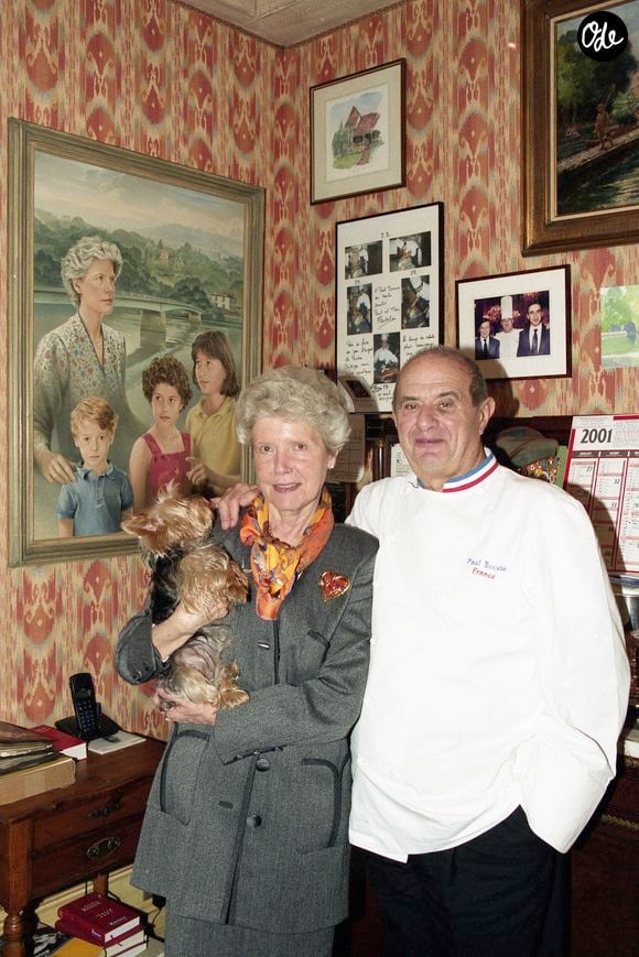 Archives - Paul Bocuse et sa femme Simone dans leur restaurant a Collonges-au-Mont-d'Or. Le 2 decembre 2001 JEAN-CLAUDE WOESTELANDT / BESTIMAGE