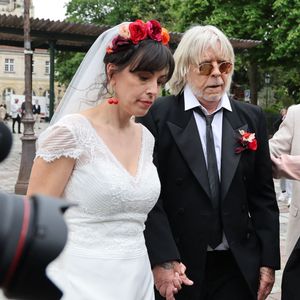 Renaud s'est marié avec Cerise en mai dernier et était bien entouré

 Le chanteur Renaud (Renaud Séchan) et sa femme Cerise, Pierre Tarde - Mariage du chanteur Renaud (Renaud Séchan) avec Cerise à la mairie du 14ème arrondissement de Paris le 4 mai 2024. © Dominique Jacovides - Cyril Moreau / Bestimage