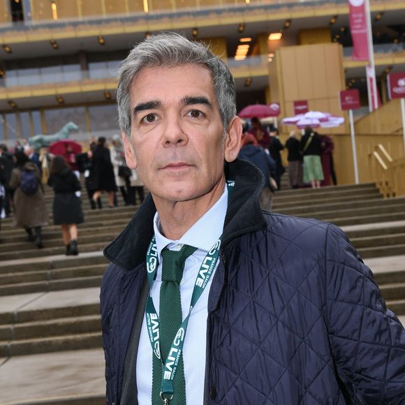 mais, en interview pour "Télé Loisirs", il a accepté de se confier brièvement et comme rarement sur ses trois filles.

Xavier de Moulins au prix Qatar Arc de Triomphe à l'Hippodrome de Longchamp le 6 octobre 2024  

© Rachid Bellak / Bestimage