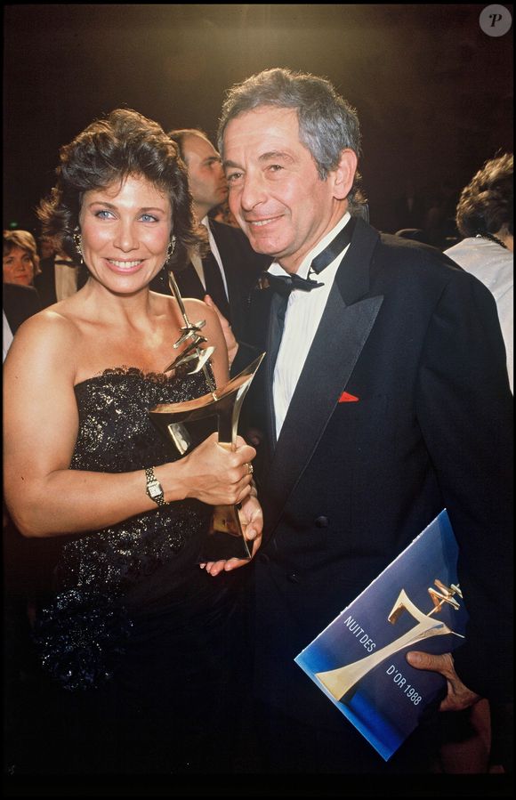 Tous deux sont le fruit de ses amours avec son premier mari, Ivan Levaï

Archives – Anne Sinclair et son mari Ivan Levaï lors de la soirée des "7 d’Or" en 1988. Bestimage