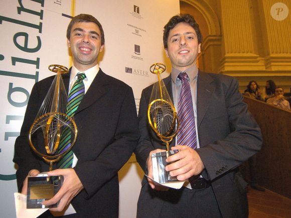Et ont donc naturellement beaucoup à apprendre aux entrepreneurs de demain. 

Le prix de l'innovation de la fondation Huglielmo Marconi dans la grande salle Santa Lucia de l'université de Bologne, le 8 octobre 2004. Larry Page et Sergey Brin, fondateurs de Google, avec le trophée. Photo de Gabriele Guerra/Grazia Neri/ABACA.