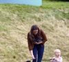 Lupo est décédé en 2020 durant le confinement.

Kate Middleton se détend avec son chien Lupo et la petite Savannah Phillips, fille de Peter et Autumn Phillips, au Beaufort Polo Club où le prince William et le prince Harry participaient à un match de charité à Westonbirt, au Royaume-Uni.  Photo par Anwar Hussein/PA Photos/ABACAPRESS.COM