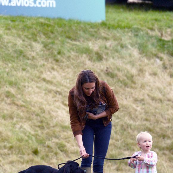 Lupo est décédé en 2020 durant le confinement.

Kate Middleton se détend avec son chien Lupo et la petite Savannah Phillips, fille de Peter et Autumn Phillips, au Beaufort Polo Club où le prince William et le prince Harry participaient à un match de charité à Westonbirt, au Royaume-Uni.  Photo par Anwar Hussein/PA Photos/ABACAPRESS.COM