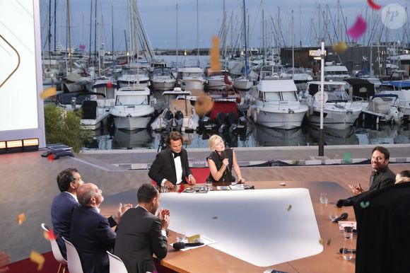 Exclusif - Mohamed Bouhafsi, Celine Salette, Samuel Lebihan, Charlotte Le Bon, Anne-Elisabeth Lemoine, Patrick Cohen, Santa, Bertrand Chameroy, Pierre Lescure sur le plateau de l'émission "C à vous" lors du 77ème Festival International du Film de Cannes (14 - 25 mai 2024), le 24 mai 2024. 
© Jack Tribeca / Bestimage
