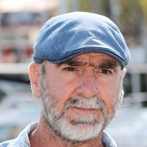 Eric Cantona avait marqué de son empreinte les premiers épisodes de la série avec son personnage atypique de Tom Bareski...

Eric Cantona - Photocall du film en compétition "Murder Club" lors de la 26ème Edition du Festival de la Fiction de La Rochelle. Le 12 septembre 2024 © Patrick Bernard / Bestimage