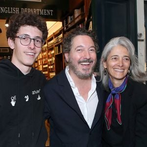 Épanoui dans sa vie professionnelle, le comédien l’est tout autant dans sa vie privée avec sa femme Amandine et leur fils Tado.
Guillaume Gallienne avec sa femme Amandine et leur fils Tado - Guillaume Gallienne dédicace son livre "Le buveur de brume" à la Galerie Galignani à Paris, France, le 13 Mai 2025. © Bertrand Rindoff / Bestimage