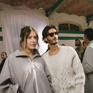 Une manière pour le papa de Lola, née en 2017 et Billie, née en 2019, de sortir de son isolement, lui qui s'est récemment exilé dans une région presque déserte à la montagne, comme il l'a partagé sur les réseaux sociaux.

Adele Exarchopoulos et Pierre Niney au Front Row du défilé Lacoste Collection Femme Prêt-à-Porter Printemps/Eté 2026 lors de la Fashion Week de Paris (PFW), au Lycée Carnot, à Paris, France, le 5 octobre 2025. © Sam Delpech/Bestimage