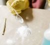 Les restes alimentaires et les liquides qui s'accumulent au fond du bac peuvent provoquer des odeurs désagréables, même après avoir changé le sac.

Pexels