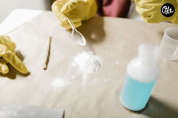 Les restes alimentaires et les liquides qui s'accumulent au fond du bac peuvent provoquer des odeurs désagréables, même après avoir changé le sac.

Pexels