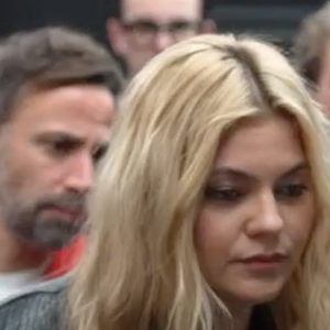 Louane Emera doit choisir le visuel officiel de l'Eurovision 2025, puisqu'elle y représentera la France, le samedi 17 mai 2025