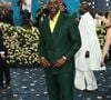 Pour l’occasion, Omar Sy portait un costume vert foncé agrémenté d'une chemise jaune, de bottes en cuir et lunettes de soleil à écailles
Omar Sy lors de la soirée du "MET Gala 2025" au Metropolitan Museum of Art à New York City, NY, Etats-Unis, le 5 mai 2025. © BFA.com/Backgrid USA/Bestimage