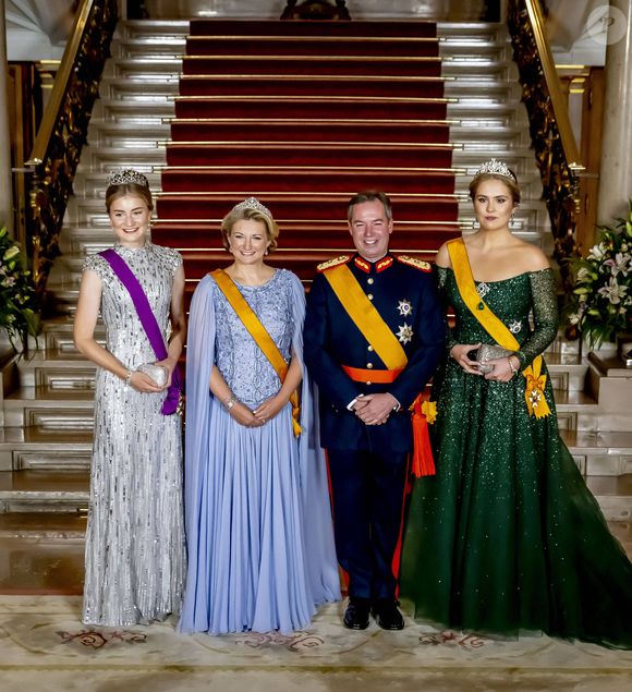 Un grand jour pour elles.

Grand Duke Guillaume, Grande-Duchesse Stephanie de Luxembourg, La princesse Amalia de Luxembourg, La princesse Catharina-Amalia des Pays-Bas, La princesse Elisabeth de Belgique aux arrivées du dîner de gala des célébrations du changement de trône au Palais grand-ducal du Luxembourg le 3 octobre 2025. @Dana Press / Bestimage