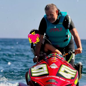 Pendant les vacances, leur fils aîné Maël a bien profité en faisant notamment du jet-ski

Maël, le fils aîné de Karine Ferri et Yoann Gourcuff, lors de ses vacances en famille dans le sud de la France. Août 2025.
