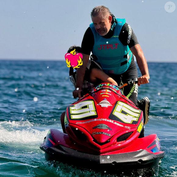 Pendant les vacances, leur fils aîné Maël a bien profité en faisant notamment du jet-ski

Maël, le fils aîné de Karine Ferri et Yoann Gourcuff, lors de ses vacances en famille dans le sud de la France. Août 2025.
