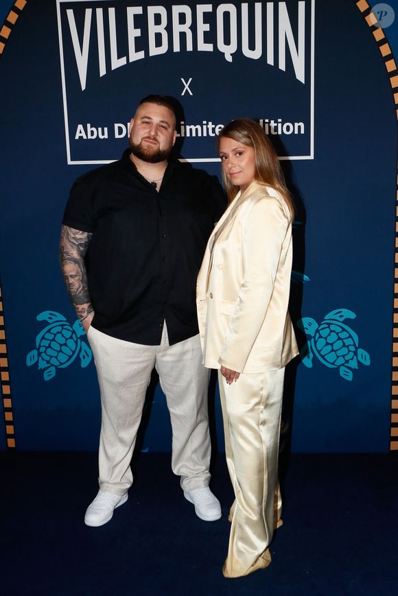 Exclusif - Nico Capone et sa compagne Elisa à la soirée de lancement de la collection capsule "Vilebrequin x Abu Dhabi limited édition" à la plage Vilebrequin (plage ondine) lors du 77ème Festival International du Film de Cannes le 14 mai 2024. © Christophe Clovis/Bestimage