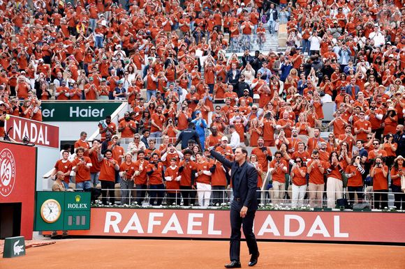 Le couple, vêtu d’un tee-shirt orange marqué "Merci Rafa", s’est montré complice et ému dans les tribunes.
Rafael Nadal - Hommage à Rafael Nadal lors des internationaux de France de tennis à Roland Garros le 25 mai 2025.

© Dominique Jacovides / Cyril Moreau / Bestimage