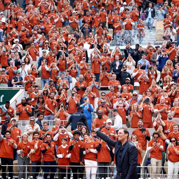 Le couple, vêtu d’un tee-shirt orange marqué "Merci Rafa", s’est montré complice et ému dans les tribunes.
Rafael Nadal - Hommage à Rafael Nadal lors des internationaux de France de tennis à Roland Garros le 25 mai 2025.

© Dominique Jacovides / Cyril Moreau / Bestimage