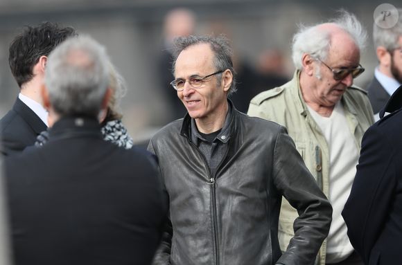 Jean-Jacques Goldman y prête sa voix sur la chanson Veiller tard.
Jean-Jacques Goldman et Maxime Le Forestier lors des obsèques de Véronique Colucci au cimetière communal de Montrouge @Agence / Bestimage