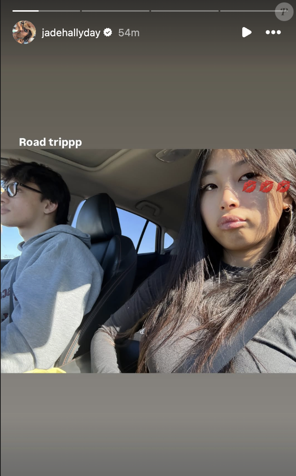 Sur les réseaux sociaux, le jeune homme a partagé un moment de complicité dans un musée, tandis que Jade a publié des clichés de leur virée en bateau, simplement accompagnés d'un "I love you".

Jade Hallyday avec son compagnon. Capture d'écran, Instagram de Jade Hallyday