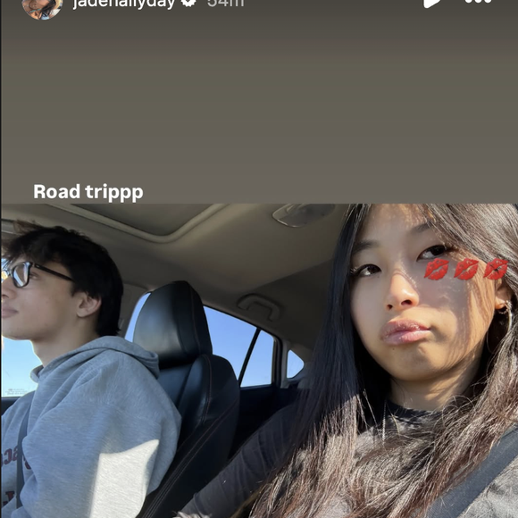 Sur les réseaux sociaux, le jeune homme a partagé un moment de complicité dans un musée, tandis que Jade a publié des clichés de leur virée en bateau, simplement accompagnés d'un "I love you".

Jade Hallyday avec son compagnon. Capture d'écran, Instagram de Jade Hallyday