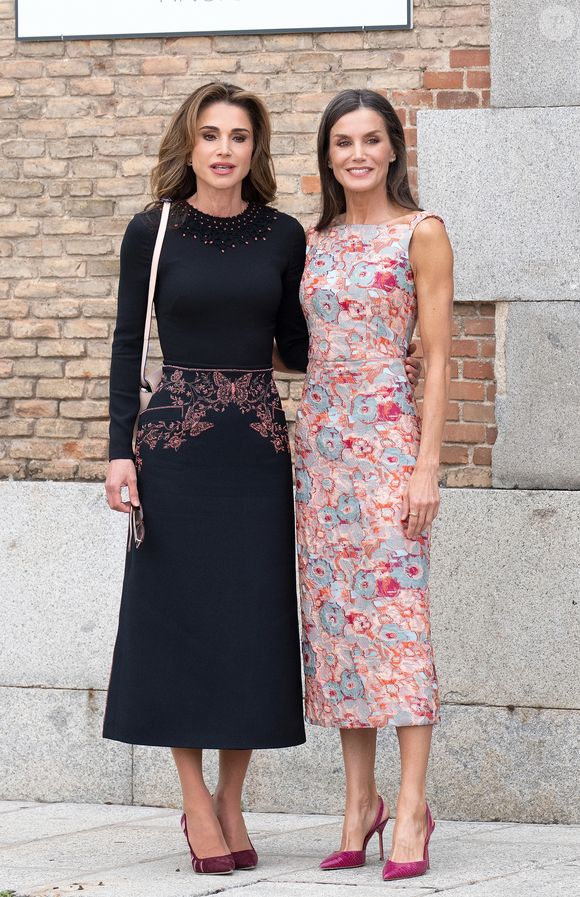 La reine Letizia d'Espagne et la reine Rania de Jordanie à leur arrivée à la visite des écoles-ateliers Patrimonio Nacional et des ateliers d'emploi au Palais Royal à Madrid, Espagne, le 19 juin 2023. © AGENCE / BESTIMAGE