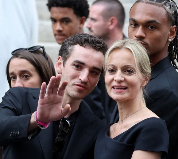 Photo : Gaston Ardisson, Audrey Crespo-Mara et son fils Zekou - Sorties des  obsèques de Thierry Ardisson en l'église Saint-Roch de Paris, France, le 17  juillet 2025. © Clovis-Jacovides/Bestimage - Purepeople