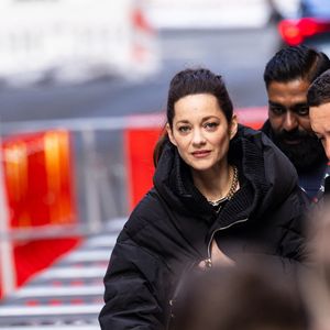 Marion Cotillard à la sortie de l'hôtel "Grand Hyatt" lors de la 75ème édition du festival international du film de Berlin (La Berlinale 2025), le 16 février 2025.