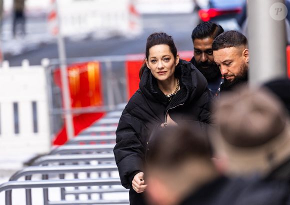 Marion Cotillard à la sortie de l'hôtel "Grand Hyatt" lors de la 75ème édition du festival international du film de Berlin (La Berlinale 2025), le 16 février 2025.