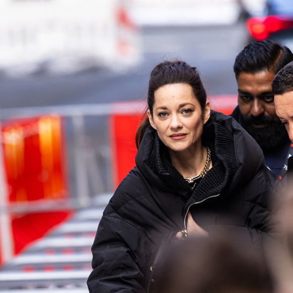 Marion Cotillard à la sortie de l'hôtel "Grand Hyatt" lors de la 75ème édition du festival international du film de Berlin (La Berlinale 2025), le 16 février 2025.